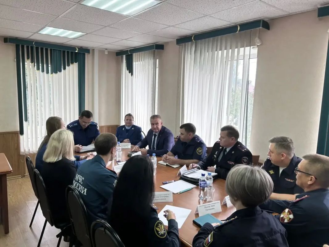 В рамках рабочей поездки в Торопецкий муниципальный округ прокурор Тверской области Денис Назаренко официально представил назначенного прокурора района, а также провёл личный приём граждан В рамках рабочей поездки в Торопецкий муниципальный округ прокурор Тверской области Денис Назаренко официально представил назначенного прокурора района, а также провёл личный приём граждан