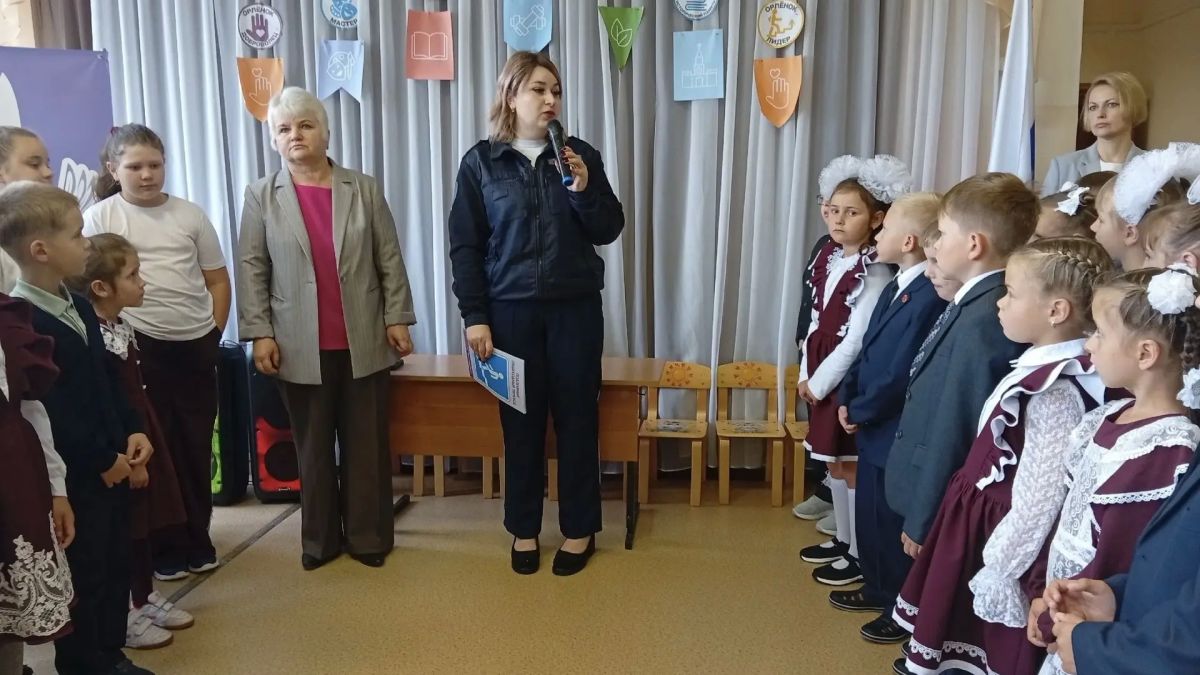 Сотрудники Нелидовской Госавтоинспекции провели для первоклассников акцию «Засветись!» Сотрудники Нелидовской Госавтоинспекции провели для первоклассников акцию «Засветись!»