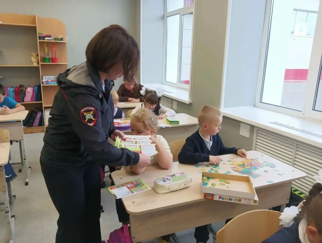 Краснохолмские автоинспекторы провели занятие для первоклассников Краснохолмские автоинспекторы провели занятие для первоклассников