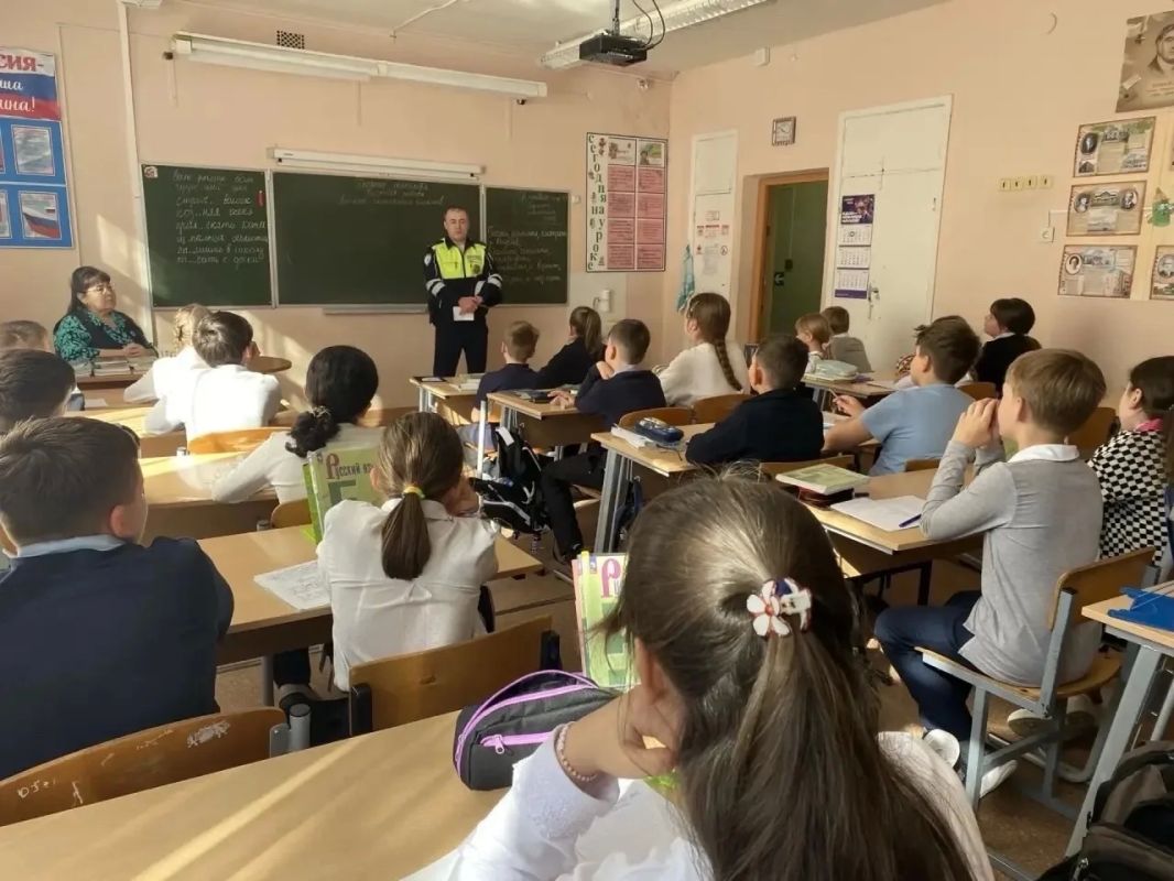 Сотрудники Конаковской Госавтоинспекции провели профилактические беседы по безопасности дорожного движения со школьниками Сотрудники Конаковской Госавтоинспекции провели профилактические беседы по безопасности дорожного движения со школьниками
