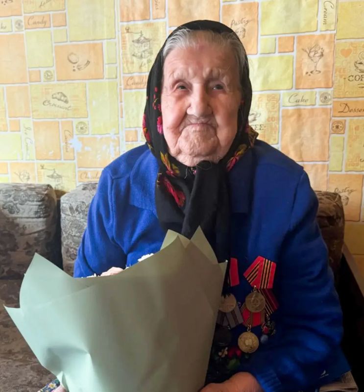 Виталий Королев поблагодарил за вклад в Великую Победу труженицу тыла Антонину Николаевну Яккину, которой 15 сентября исполнилось 100 лет