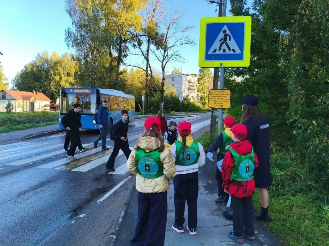 Сотрудники Госавтоинспекции города Ржева провели акцию «Засветись! Стань заметней на дороге!» Сотрудники Госавтоинспекции города Ржева провели акцию «Засветись! Стань заметней на дороге!»