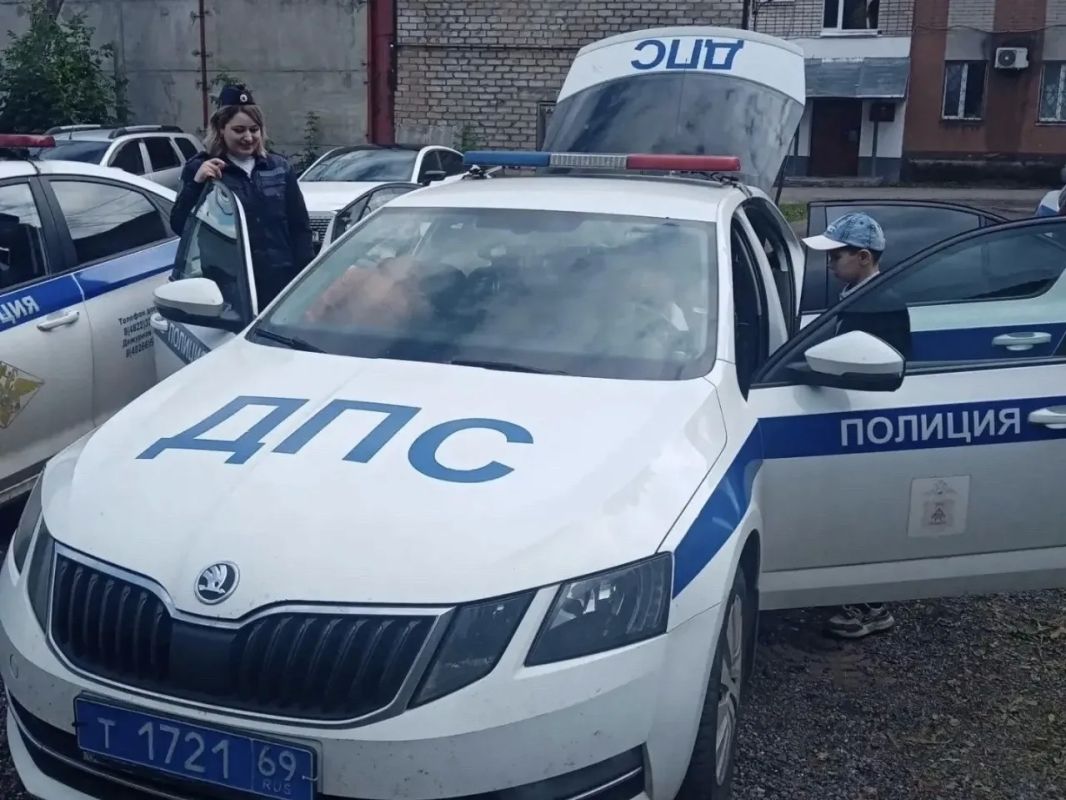 Сотрудники Нелидовской Госавтоинспекции организовали экскурсию для воспитанников социально-реабилитационного центра Сотрудники Нелидовской Госавтоинспекции организовали экскурсию для воспитанников социально-реабилитационного центра
