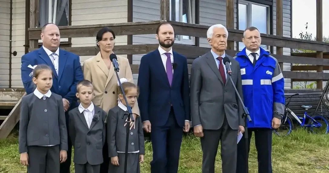 Виталий Королев: На связи с Президентом России Владимиром Владимировичем Путиным! Сегодня вместе с депутатом Госдумы РФ Владимиром Васильевым и многодетной семьёй Новожиловых из деревни Красная Новь Калининского округа... Виталий Королев: На связи с Президентом России Владимиром Владимировичем Путиным! Сегодня вместе с депутатом Госдумы РФ Владимиром Васильевым и многодетной семьёй Новожиловых из деревни Красная Новь Калининского округа...