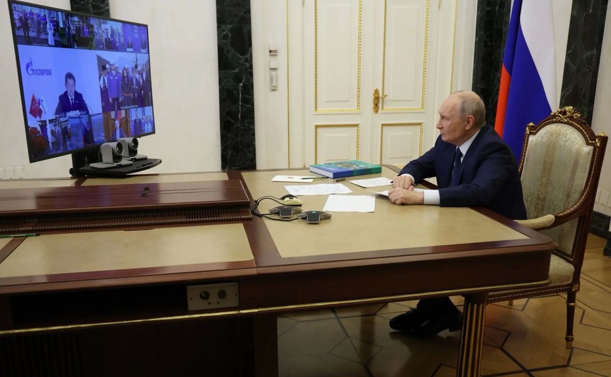 Виталий Королев: На связи с Президентом России Владимиром Владимировичем Путиным! Сегодня вместе с депутатом Госдумы РФ Владимиром Васильевым и многодетной семьёй Новожиловых из деревни Красная Новь Калининского округа... Виталий Королев: На связи с Президентом России Владимиром Владимировичем Путиным! Сегодня вместе с депутатом Госдумы РФ Владимиром Васильевым и многодетной семьёй Новожиловых из деревни Красная Новь Калининского округа...