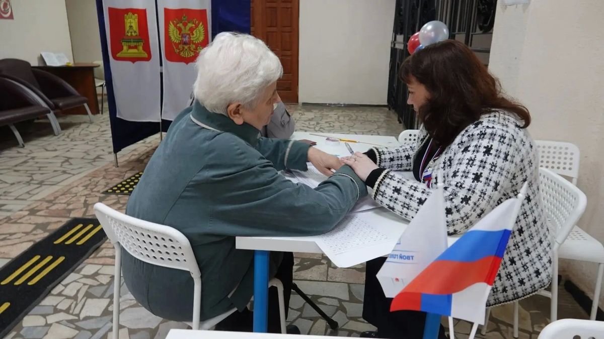 Эксклюзив от друга: в Торжке самостоятельно голосуют слабовидящие избиратели Эксклюзив от друга: в Торжке самостоятельно голосуют слабовидящие избиратели