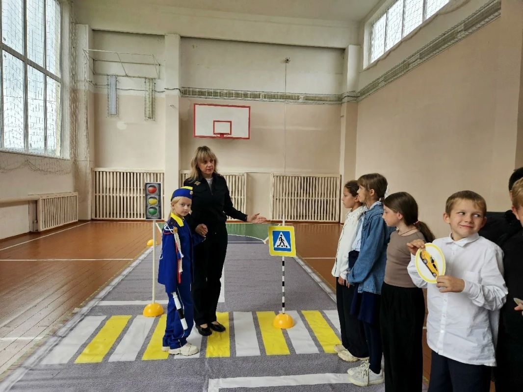 Западнодвинские автоинспекторы совместно с отрядом ЮИД провели занятие «Маршрут безопасности» Западнодвинские автоинспекторы совместно с отрядом ЮИД провели занятие «Маршрут безопасности»