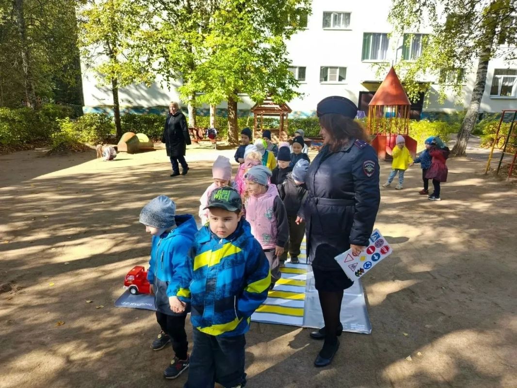 В гости к воспитанникам детского сада «Теремок» города Удомли пришел сотрудник Госавтоинспекции В гости к воспитанникам детского сада «Теремок» города Удомли пришел сотрудник Госавтоинспекции