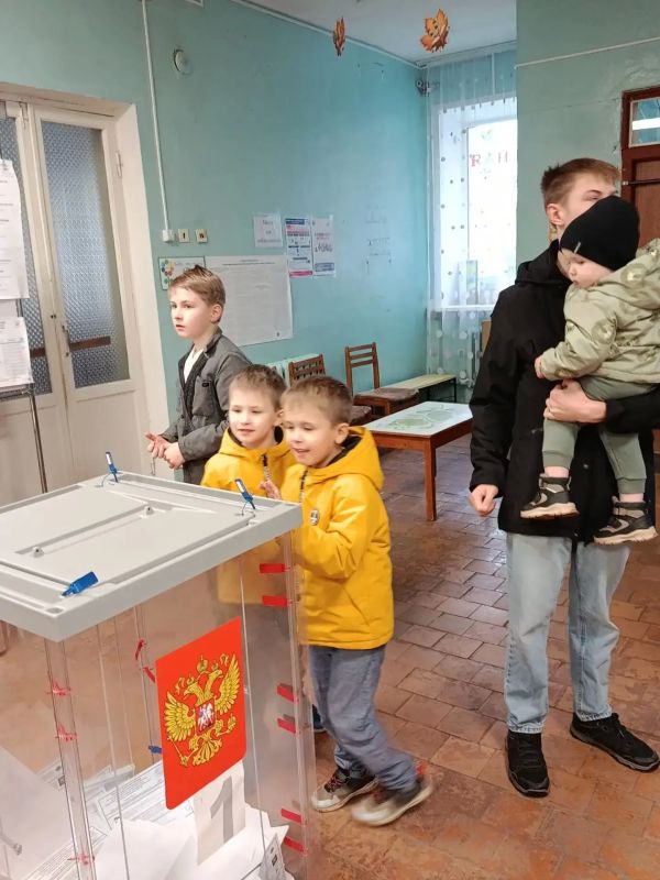 На УИК № 554 в Нелидовском округе многодетная семья Губернаторовых проголосовала не только на выборах Губернатора, но и на выборах депутатов Государственной Думы России, Законодательного Собрания Тверской области На УИК № 554 в Нелидовском округе многодетная семья Губернаторовых проголосовала не только на выборах Губернатора, но и на выборах депутатов Государственной Думы России, Законодательного Собрания Тверской области