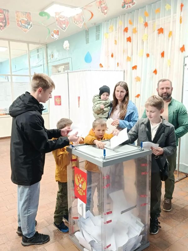 На УИК № 554 в Нелидовском округе многодетная семья Губернаторовых проголосовала не только на выборах Губернатора, но и на выборах депутатов Государственной Думы России, Законодательного Собрания Тверской области