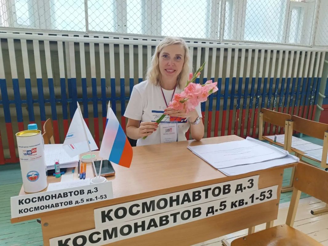 Фото дня. Когда ты любишь свою работу, вежлив, честен и профессионален, встречаешь и провожаешь каждого избирателя с лучезарной улыбкой, даришь всем окружающим хорошее, праздничное настроение, это не остается незамеченным