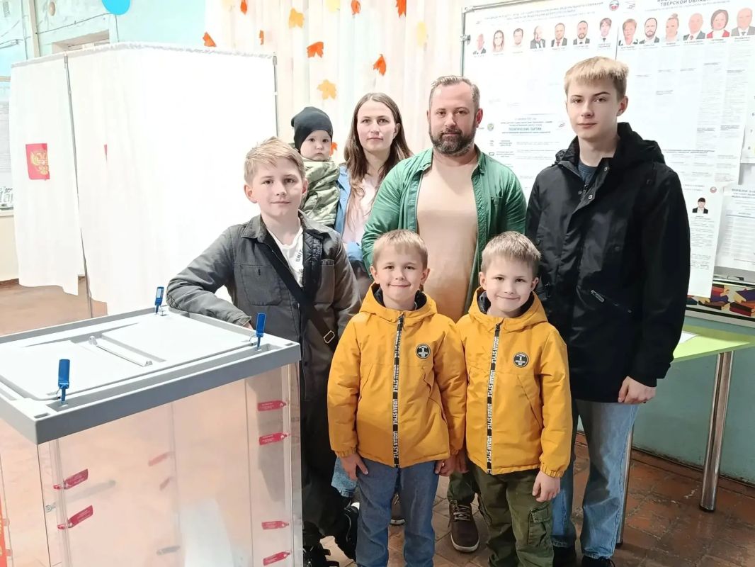 На УИК № 554 в Нелидовском округе многодетная семья Губернаторовых проголосовала не только на выборах Губернатора, но и на выборах депутатов Государственной Думы России, Законодательного Собрания Тверской области На УИК № 554 в Нелидовском округе многодетная семья Губернаторовых проголосовала не только на выборах Губернатора, но и на выборах депутатов Государственной Думы России, Законодательного Собрания Тверской области