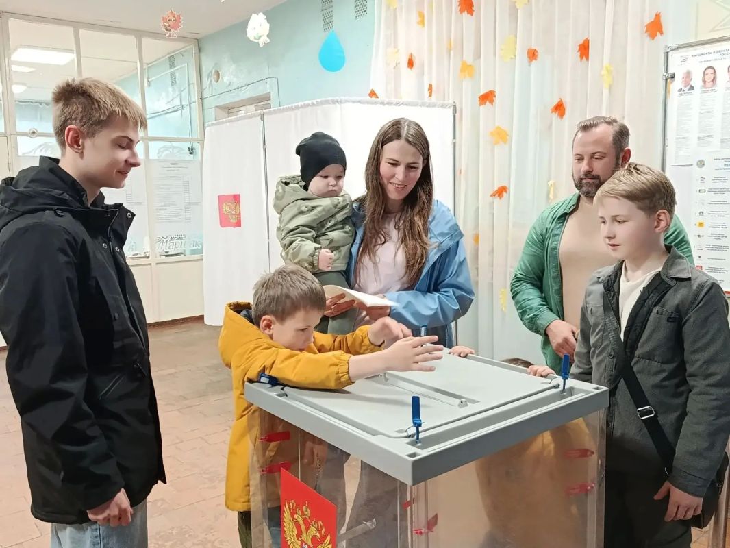 На УИК № 554 в Нелидовском округе многодетная семья Губернаторовых проголосовала не только на выборах Губернатора, но и на выборах депутатов Государственной Думы России, Законодательного Собрания Тверской области На УИК № 554 в Нелидовском округе многодетная семья Губернаторовых проголосовала не только на выборах Губернатора, но и на выборах депутатов Государственной Думы России, Законодательного Собрания Тверской области