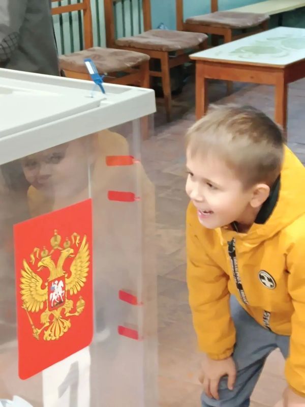 На УИК № 554 в Нелидовском округе многодетная семья Губернаторовых проголосовала не только на выборах Губернатора, но и на выборах депутатов Государственной Думы России, Законодательного Собрания Тверской области На УИК № 554 в Нелидовском округе многодетная семья Губернаторовых проголосовала не только на выборах Губернатора, но и на выборах депутатов Государственной Думы России, Законодательного Собрания Тверской области