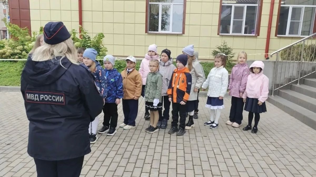 В Бологовском муниципальном округе первоклассники изучили правила движения на улице