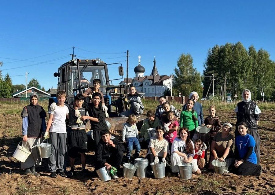 Школьники из Твери и Калининского округа помогли собрать монастырский урожай