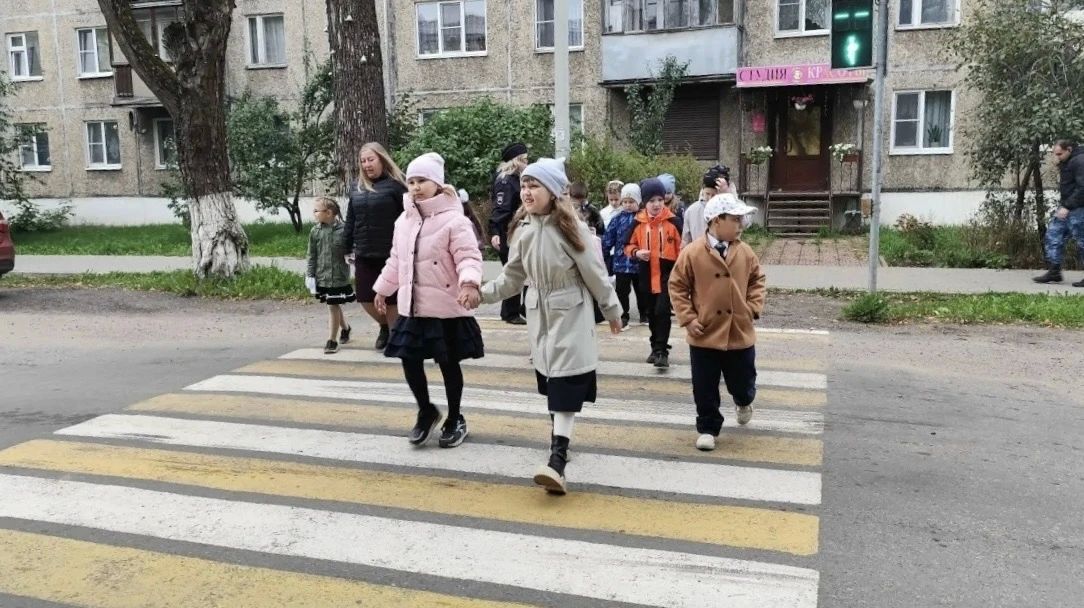 В Бологовском муниципальном округе первоклассники изучили правила движения на улице В Бологовском муниципальном округе первоклассники изучили правила движения на улице