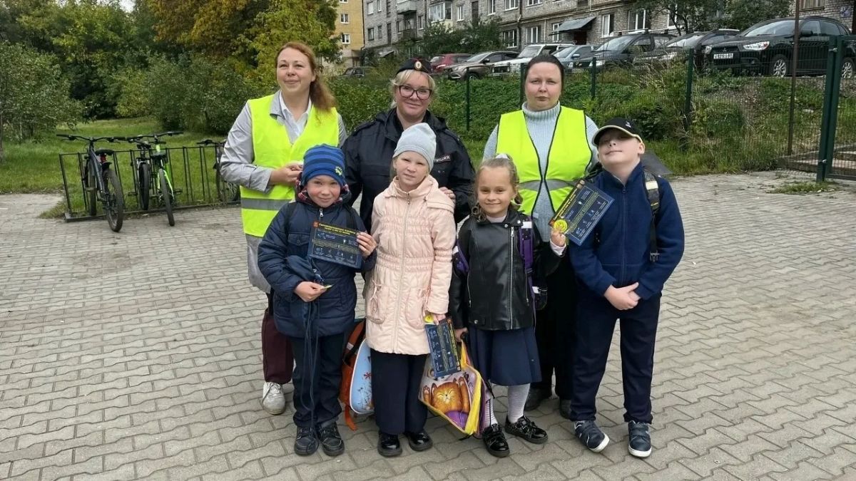 Бологовские автоинспекторы и «Родительский патруль» провели совместную профилактическую акцию «Стань звездой!»