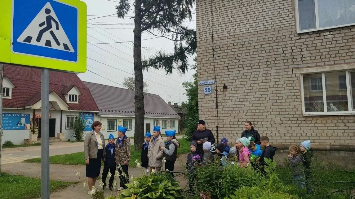 Сотрудники Госавтоинспекции Тверской области обучают детей дошкольного возраста основам дорожной безопасности Сотрудники Госавтоинспекции Тверской области обучают детей дошкольного возраста основам дорожной безопасности