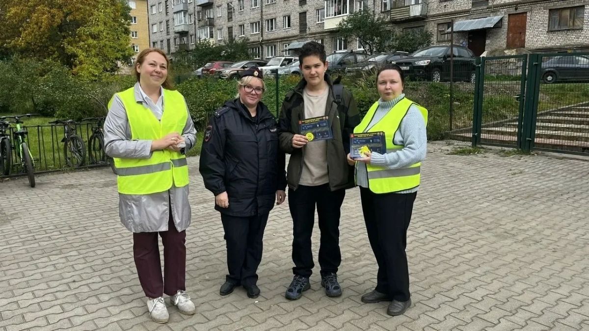 Бологовские автоинспекторы и «Родительский патруль» провели совместную профилактическую акцию «Стань звездой!» Бологовские автоинспекторы и «Родительский патруль» провели совместную профилактическую акцию «Стань звездой!»