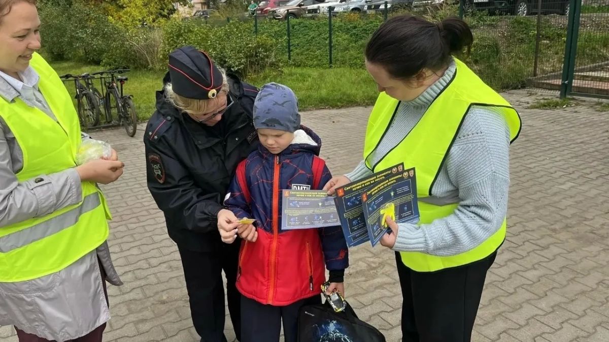 Бологовские автоинспекторы и «Родительский патруль» провели совместную профилактическую акцию «Стань звездой!» Бологовские автоинспекторы и «Родительский патруль» провели совместную профилактическую акцию «Стань звездой!»