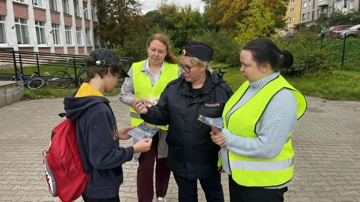 Бологовские автоинспекторы и «Родительский патруль» провели совместную профилактическую акцию «Стань звездой!» Бологовские автоинспекторы и «Родительский патруль» провели совместную профилактическую акцию «Стань звездой!»