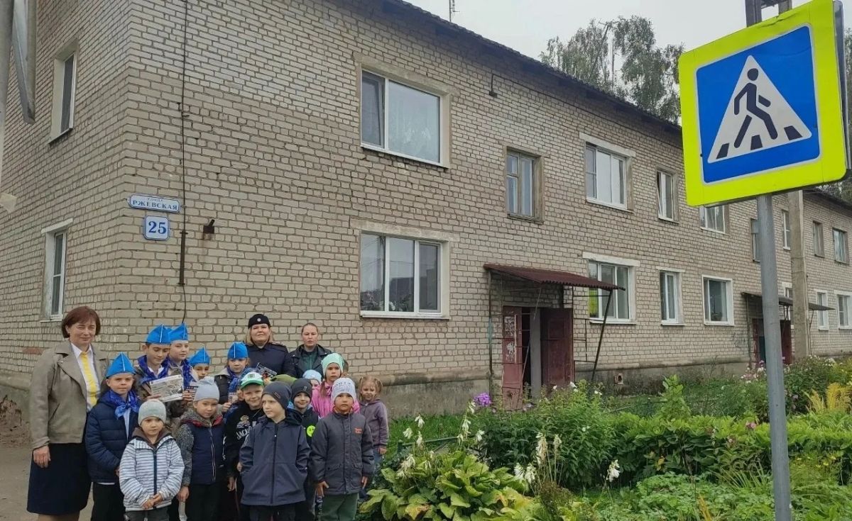 Сотрудники Госавтоинспекции Тверской области обучают детей дошкольного возраста основам дорожной безопасности Сотрудники Госавтоинспекции Тверской области обучают детей дошкольного возраста основам дорожной безопасности