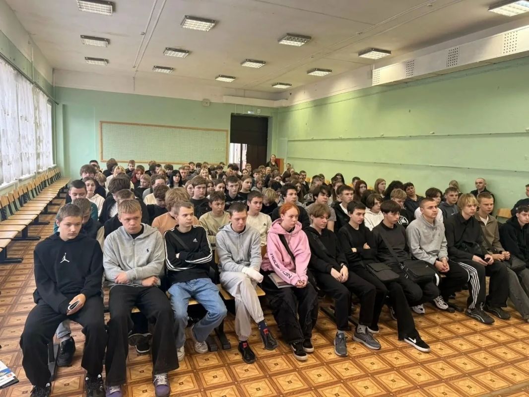 Сотрудники Госавтоинспекции Тверской области проводят профилактические беседы со студентами колледжей Сотрудники Госавтоинспекции Тверской области проводят профилактические беседы со студентами колледжей