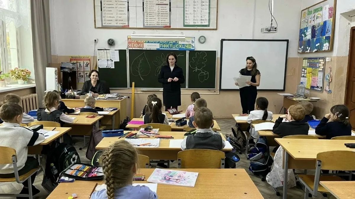 В рамках Недели безопасности сотрудники Госавтоинспекции Верхневолжья напомнили учащимся общеобразовательных учреждений о правилах дорожного движения В рамках Недели безопасности сотрудники Госавтоинспекции Верхневолжья напомнили учащимся общеобразовательных учреждений о правилах дорожного движения