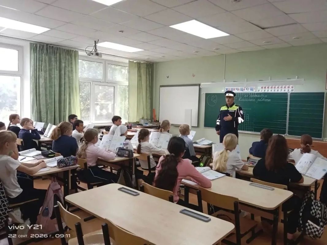 В рамках Недели безопасности сотрудники Госавтоинспекции Верхневолжья напомнили учащимся общеобразовательных учреждений о правилах дорожного движения В рамках Недели безопасности сотрудники Госавтоинспекции Верхневолжья напомнили учащимся общеобразовательных учреждений о правилах дорожного движения