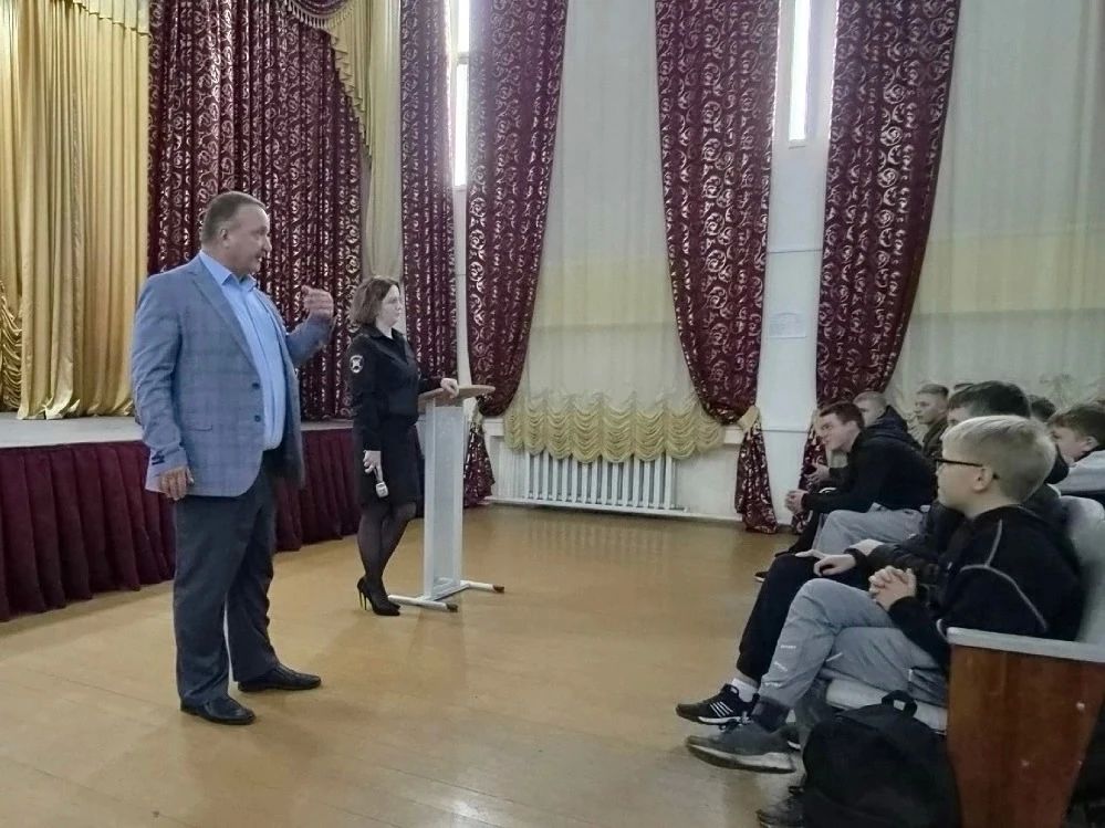 Сотрудники Госавтоинспекции Тверской области проводят профилактические беседы со студентами колледжей Сотрудники Госавтоинспекции Тверской области проводят профилактические беседы со студентами колледжей