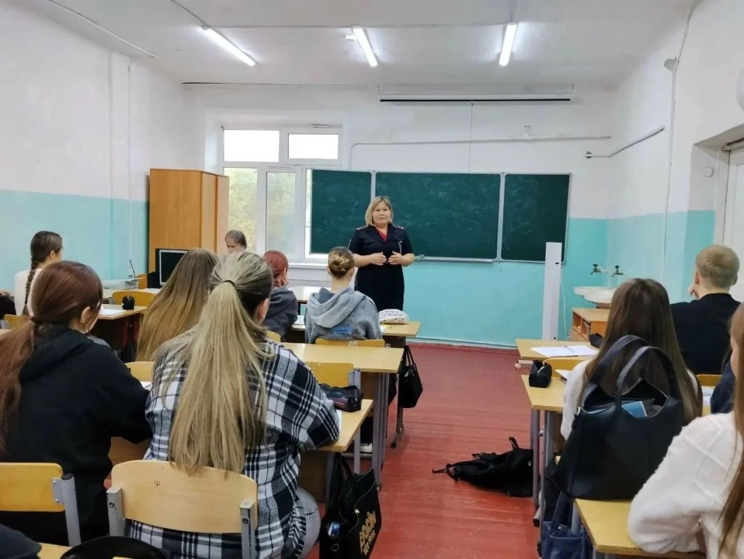 Сотрудники Госавтоинспекции Тверской области проводят профилактические беседы со студентами колледжей Сотрудники Госавтоинспекции Тверской области проводят профилактические беседы со студентами колледжей
