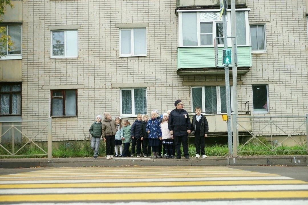Сотрудники Бологовской Госавтоинспекции провели пешеходную экскурсию «Мой безопасный путь» для первоклассников Сотрудники Бологовской Госавтоинспекции провели пешеходную экскурсию «Мой безопасный путь» для первоклассников