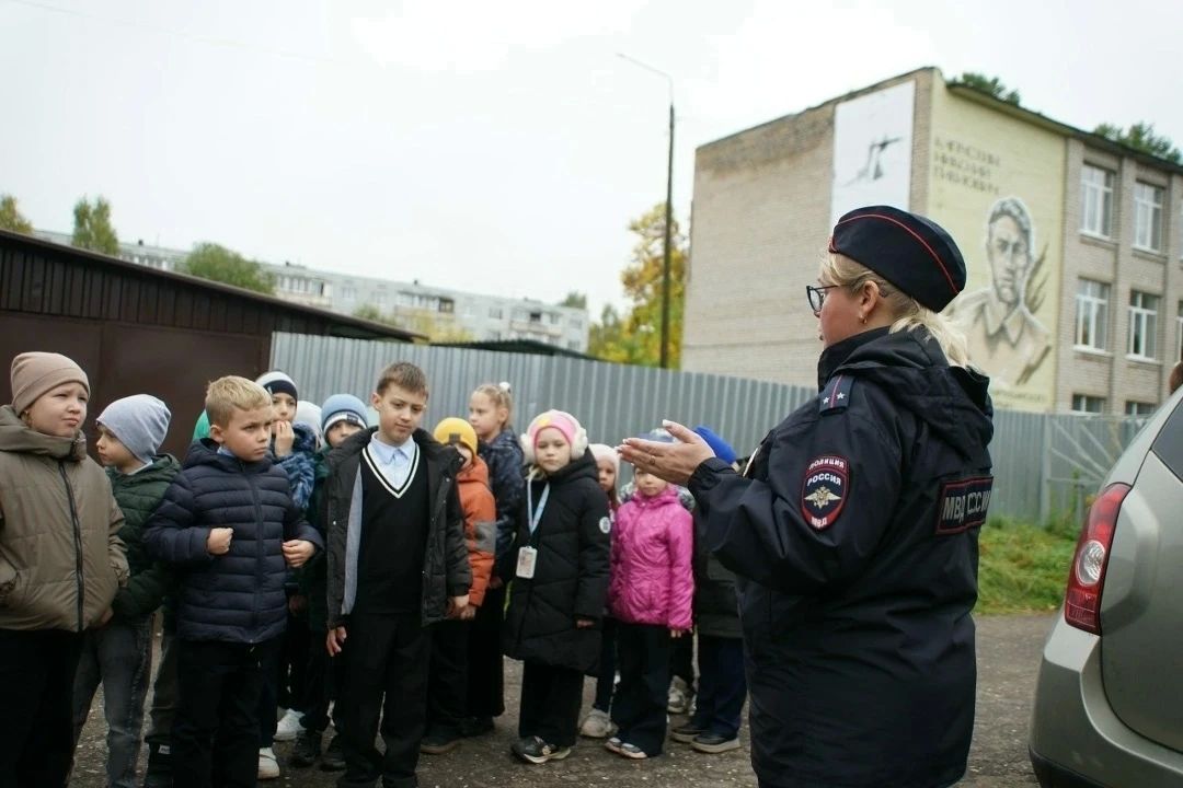Сотрудники Бологовской Госавтоинспекции провели пешеходную экскурсию «Мой безопасный путь» для первоклассников Сотрудники Бологовской Госавтоинспекции провели пешеходную экскурсию «Мой безопасный путь» для первоклассников