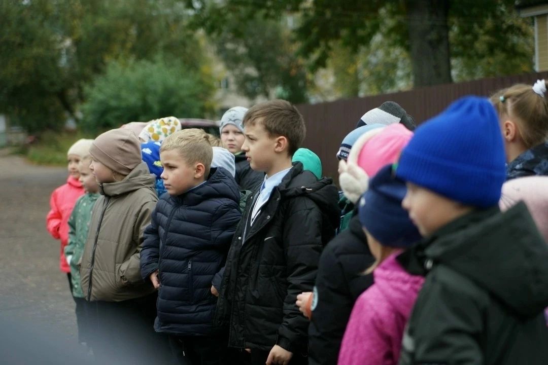 Сотрудники Бологовской Госавтоинспекции провели пешеходную экскурсию «Мой безопасный путь» для первоклассников Сотрудники Бологовской Госавтоинспекции провели пешеходную экскурсию «Мой безопасный путь» для первоклассников