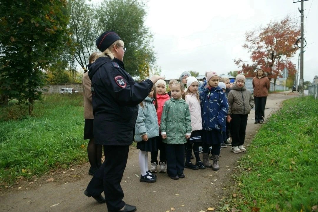 Сотрудники Бологовской Госавтоинспекции провели пешеходную экскурсию «Мой безопасный путь» для первоклассников