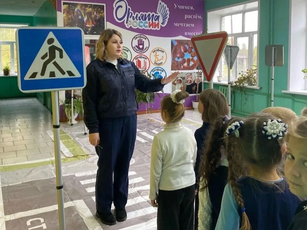 В Оленинской СОШ сотрудники Госавтоинспекции провели для первоклассников торжественное «Посвящение в пешеходы» В Оленинской СОШ сотрудники Госавтоинспекции провели для первоклассников торжественное «Посвящение в пешеходы»