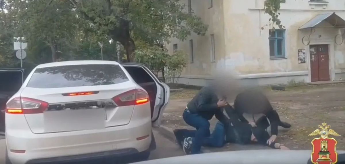 Полиция показала запись жесткого задержания мошенников, ограбивших 87-летнюю тверичанку