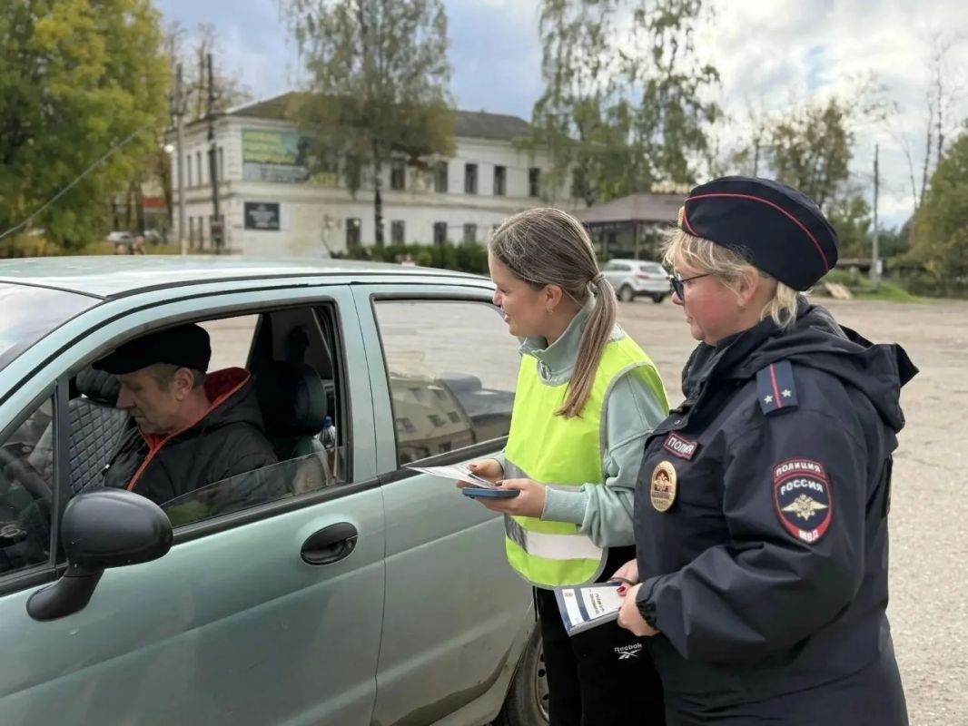 В Бологое сотрудники Госавтоинспекции и «Родительский патруль» школы № 12 провели акцию «Внимание – дети!» В Бологое сотрудники Госавтоинспекции и «Родительский патруль» школы № 12 провели акцию «Внимание – дети!»