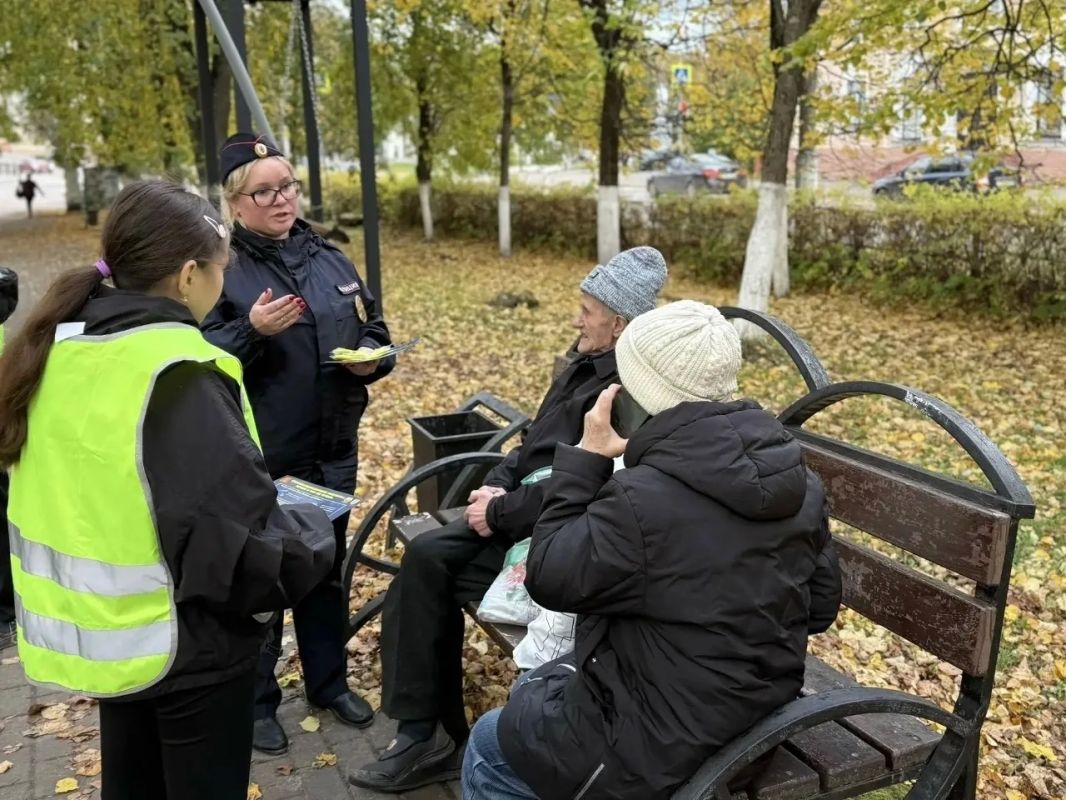 В Бологое сотрудники Госавтоинспекции и отряд ЮИД провели акцию «Засветись!» В Бологое сотрудники Госавтоинспекции и отряд ЮИД провели акцию «Засветись!»