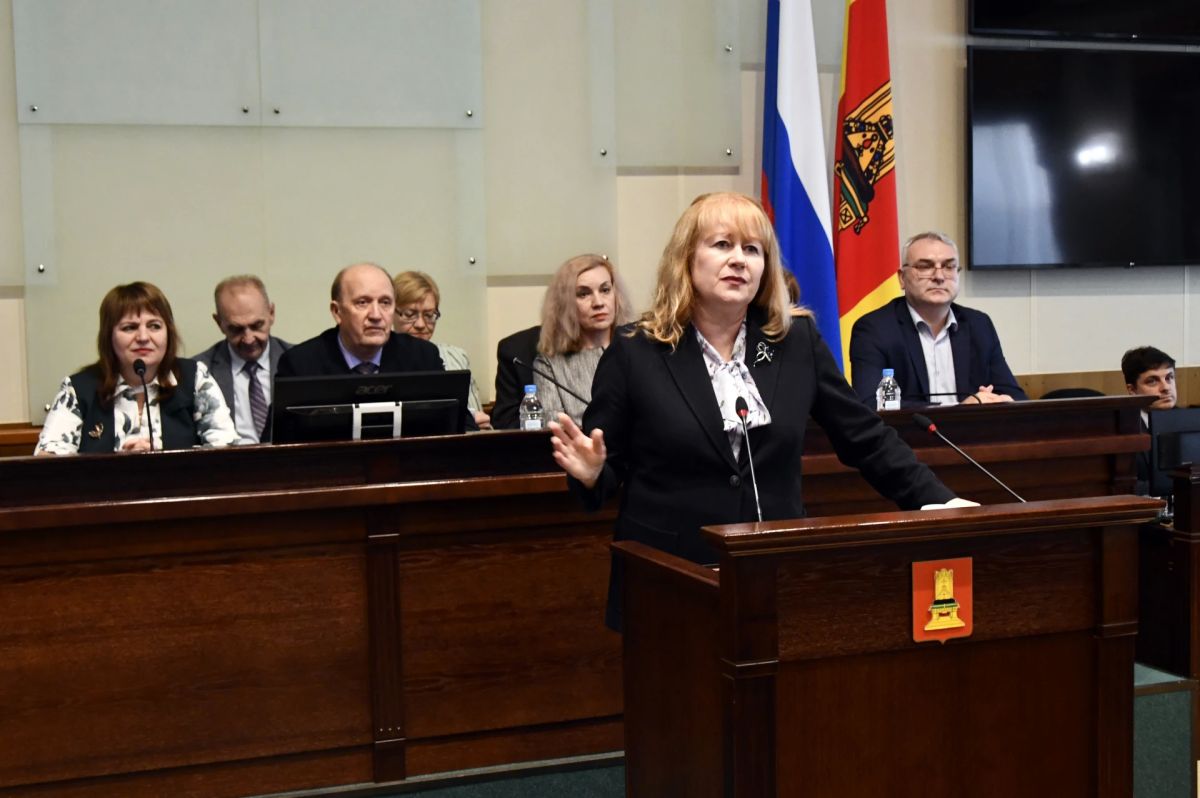 Председатель областной избирательной комиссии Валентина Дронова вручила удостоверения депутатам Законодательного Собрания Тверской области восьмого созыва, избранным по итогам Единого дня голосования Председатель областной избирательной комиссии Валентина Дронова вручила удостоверения депутатам Законодательного Собрания Тверской области восьмого созыва, избранным по итогам Единого дня голосования