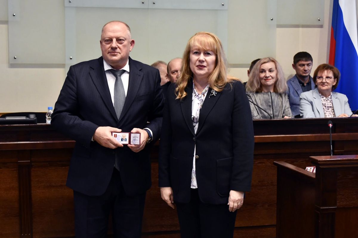 Председатель областной избирательной комиссии Валентина Дронова вручила удостоверения депутатам Законодательного Собрания Тверской области восьмого созыва, избранным по итогам Единого дня голосования Председатель областной избирательной комиссии Валентина Дронова вручила удостоверения депутатам Законодательного Собрания Тверской области восьмого созыва, избранным по итогам Единого дня голосования