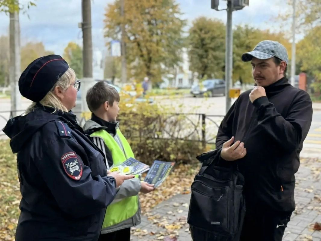 В Бологое сотрудники Госавтоинспекции и отряд ЮИД провели акцию «Засветись!» В Бологое сотрудники Госавтоинспекции и отряд ЮИД провели акцию «Засветись!»