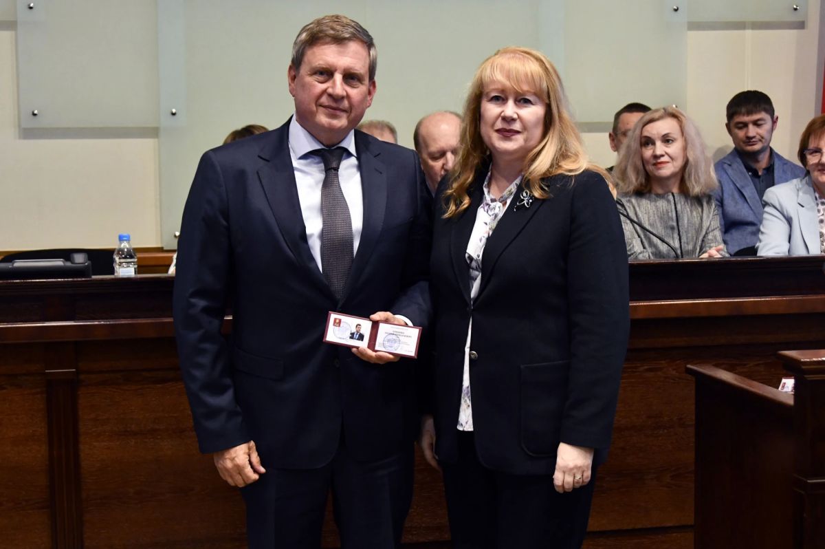 Председатель областной избирательной комиссии Валентина Дронова вручила удостоверения депутатам Законодательного Собрания Тверской области восьмого созыва, избранным по итогам Единого дня голосования Председатель областной избирательной комиссии Валентина Дронова вручила удостоверения депутатам Законодательного Собрания Тверской области восьмого созыва, избранным по итогам Единого дня голосования