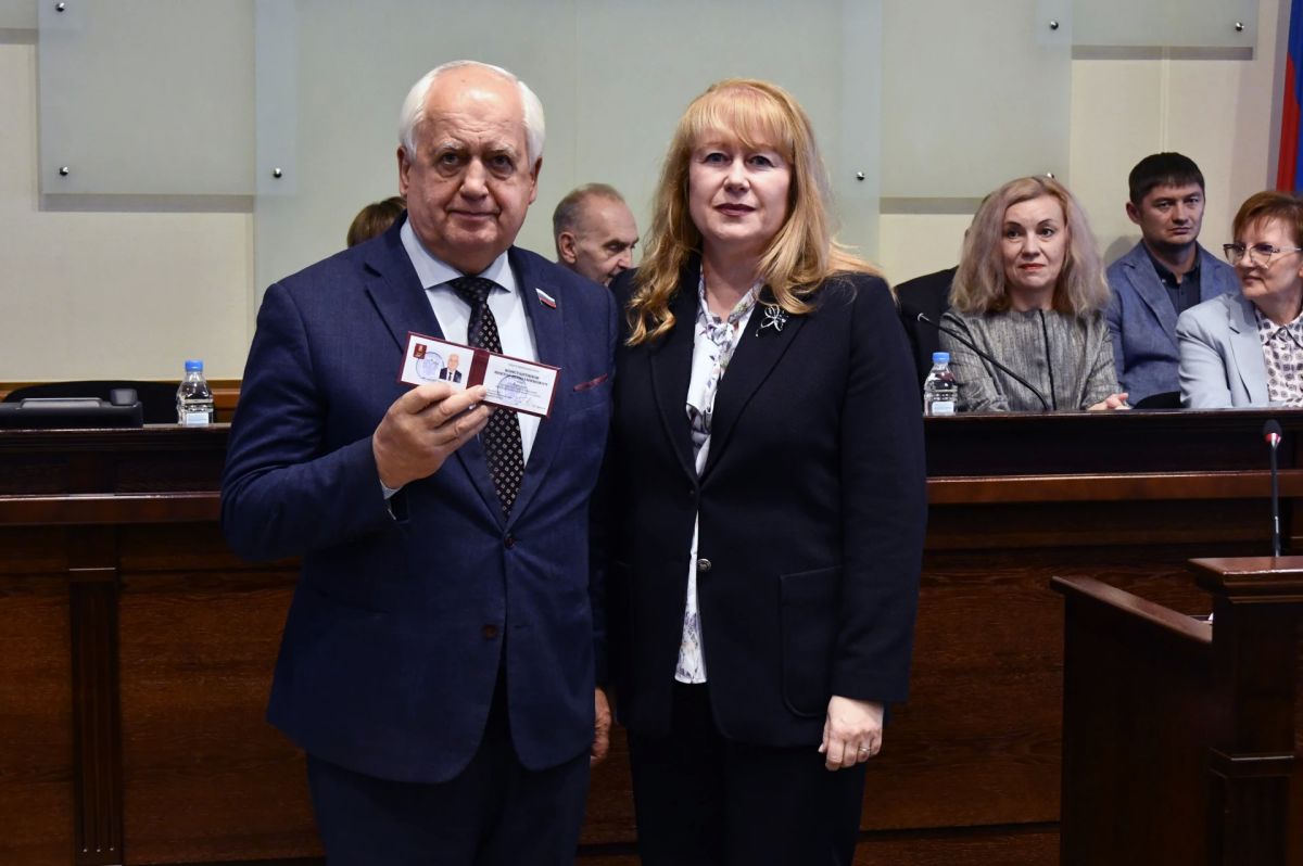 Председатель областной избирательной комиссии Валентина Дронова вручила удостоверения депутатам Законодательного Собрания Тверской области восьмого созыва, избранным по итогам Единого дня голосования Председатель областной избирательной комиссии Валентина Дронова вручила удостоверения депутатам Законодательного Собрания Тверской области восьмого созыва, избранным по итогам Единого дня голосования