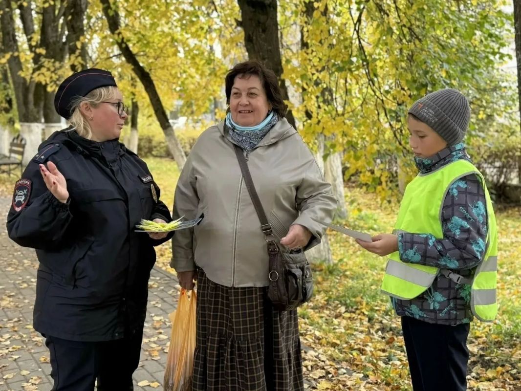 В Бологое сотрудники Госавтоинспекции и отряд ЮИД провели акцию «Засветись!» В Бологое сотрудники Госавтоинспекции и отряд ЮИД провели акцию «Засветись!»