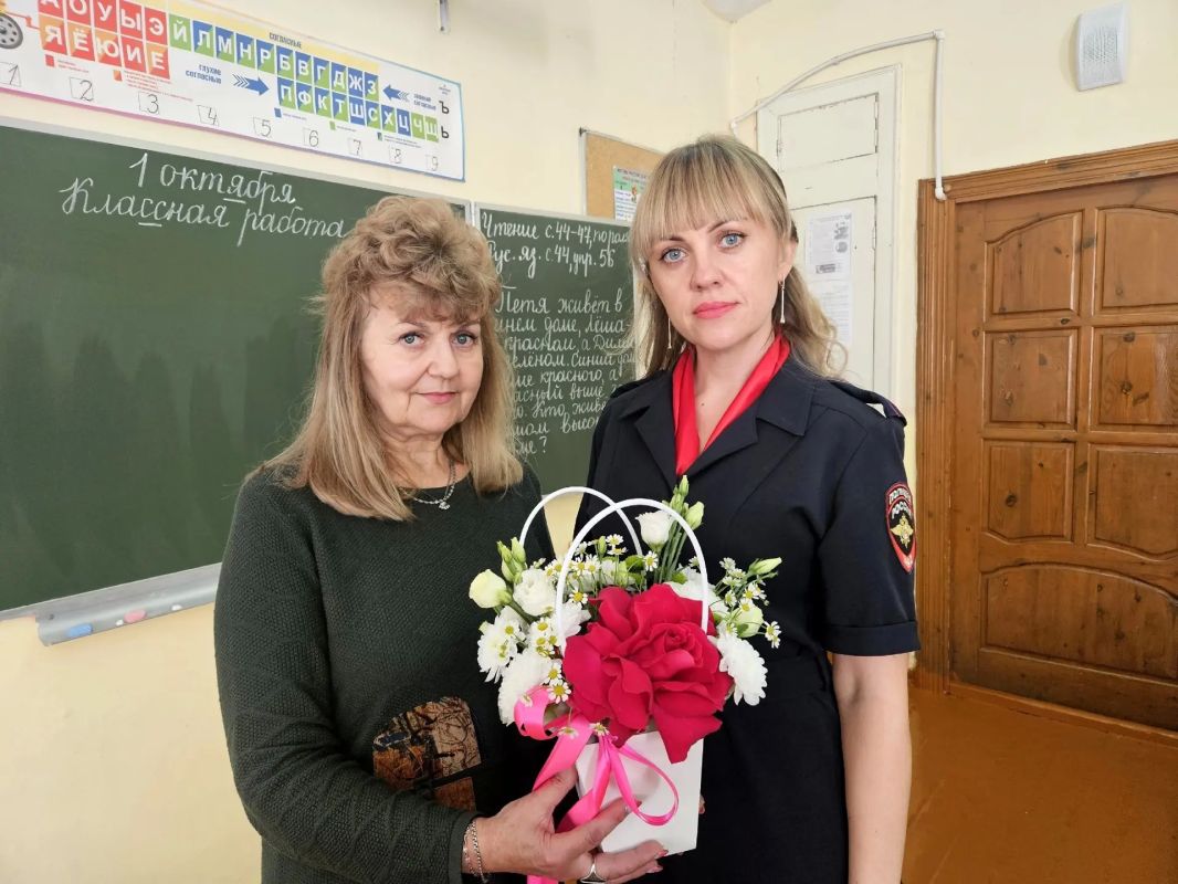В преддверии праздника Дня учителя мы запускаем специальную рубрику – серию поздравлений от сотрудников полиции их первым педагогам В преддверии праздника Дня учителя мы запускаем специальную рубрику – серию поздравлений от сотрудников полиции их первым педагогам
