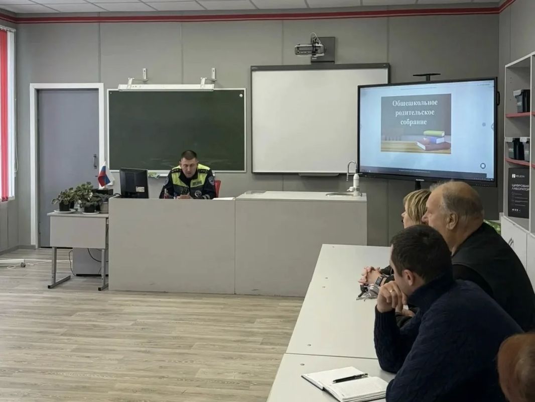 Сотрудники Госавтоинспекции продолжают проводить профилактические встречи с родителями несовершеннолетних Сотрудники Госавтоинспекции продолжают проводить профилактические встречи с родителями несовершеннолетних