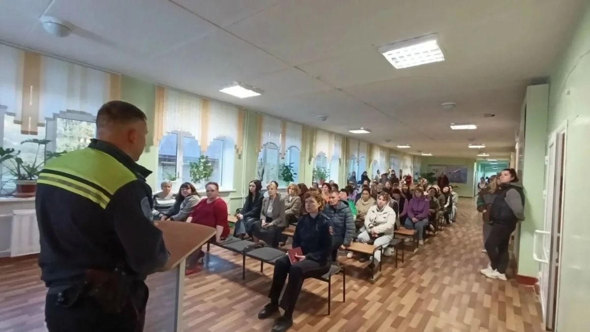 Сотрудники Госавтоинспекции продолжают проводить профилактические встречи с родителями несовершеннолетних Сотрудники Госавтоинспекции продолжают проводить профилактические встречи с родителями несовершеннолетних