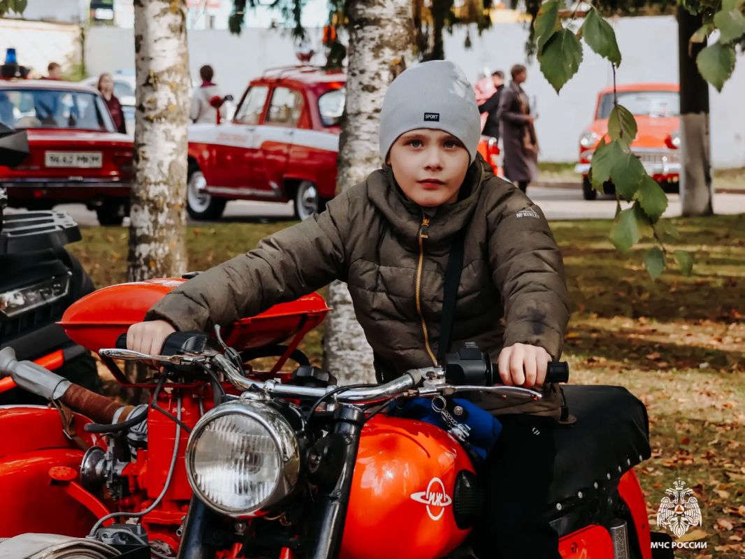 Детский восторг. Сотрудники МЧС Тверской области приняли участие в детском празднике, организованном Управлением Госавтоинспекции УМВД России по Тверской области Детский восторг. Сотрудники МЧС Тверской области приняли участие в детском празднике, организованном Управлением Госавтоинспекции УМВД России по Тверской области